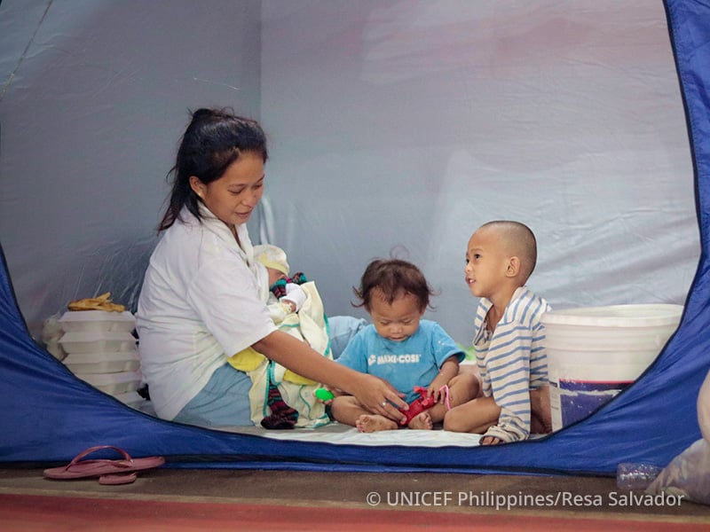 PCO-SI_Emergencies-Generic-FamilyInEvacuationCenter-01.jpg
